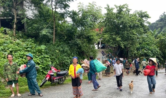 Nhon Mai 村は、洪水、山崩れの危険性が高い地域から19世帯を緊急避難させました。写真: Ha Hang