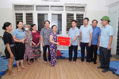 Lanh dao TP Hai Phong tang qua ba con phuong Ngo Quyen di tam lanh tranh tru con bao so 3. Anh: Thu Hong