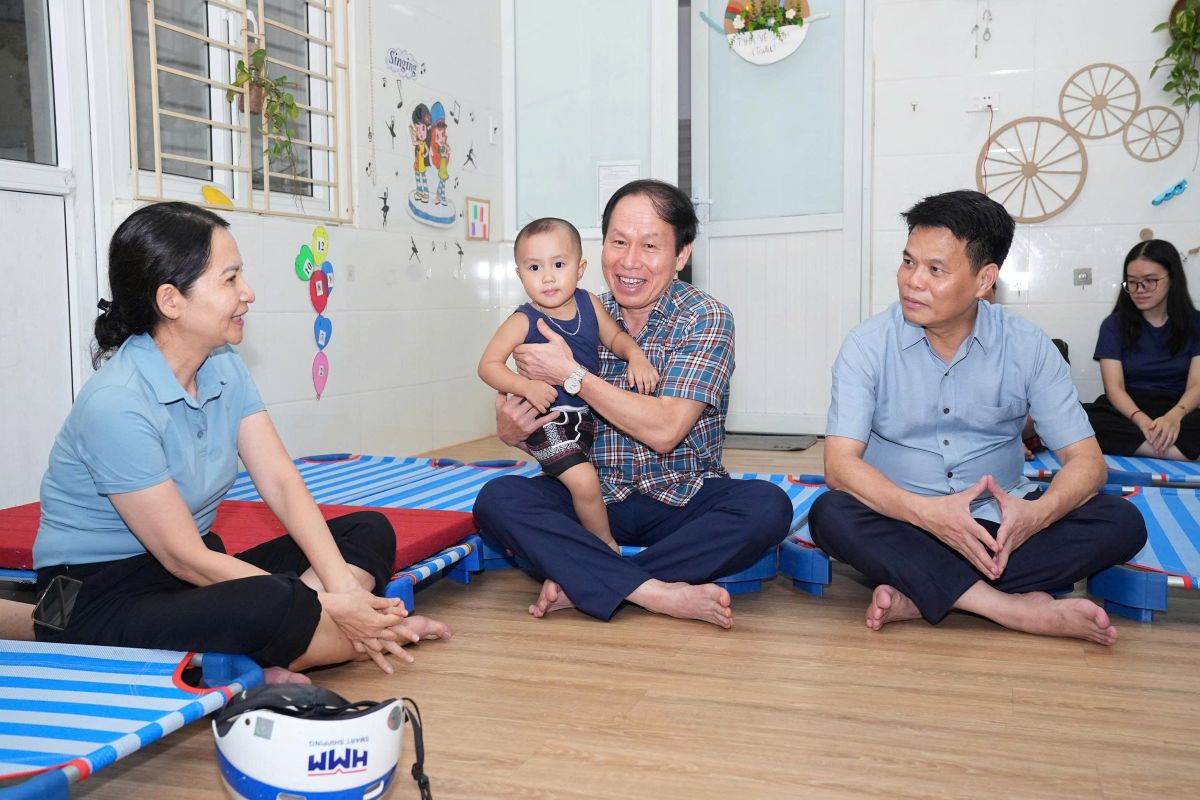 Bi thu Thanh uy Le Tien Chau va dong chi Chu tich UBND TP Le Ngoc Chau tham hoi dong vien cac ho dan. Ảnh: Cong TTDT Hai Phong