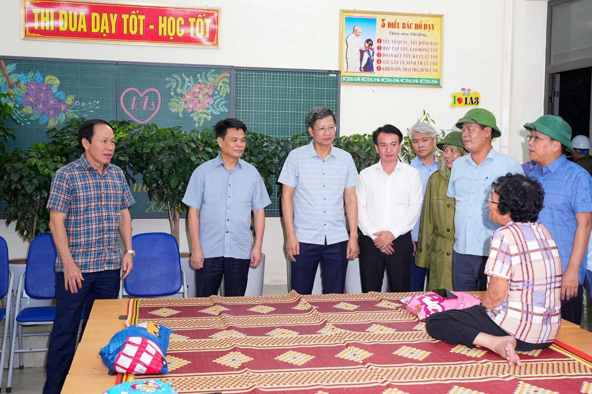 市の指導者は、一時的な世帯を訪問し、クアン・トゥンング小学校で逃げるよう奨励しました。写真：Hai Phong e -Portal