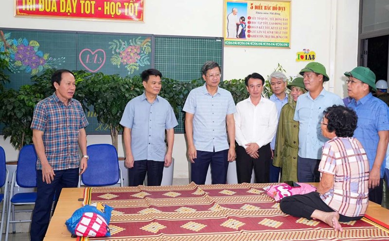 The delegation of leaders of the city visited and encouraged temporary households at Quang Trung Primary School. Photo: Hai Phong Portal