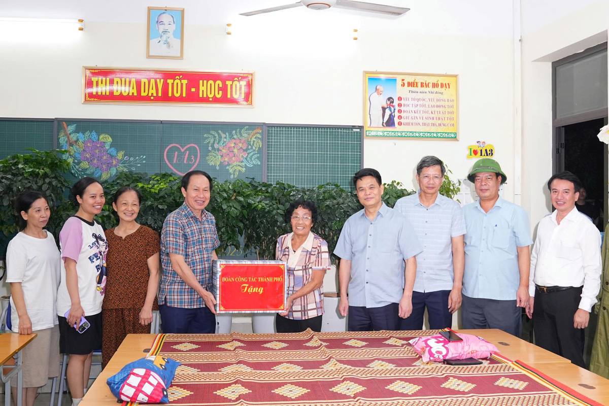 Lanh dao thanh pho tang qua cac ho dan tam lanh tai Truong Tieu hoc Quang Trung. Ảnh: Cong TTDT Hai Phong