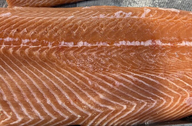 Salmon is one of the foods rich in omega-3 that is easy to add to breakfast to help reduce blood fat. Photo: Ha Anh