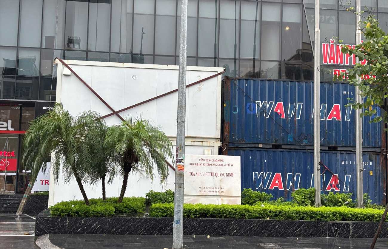 Dung container che chan tuong kinh. Anh: Thanh Tung