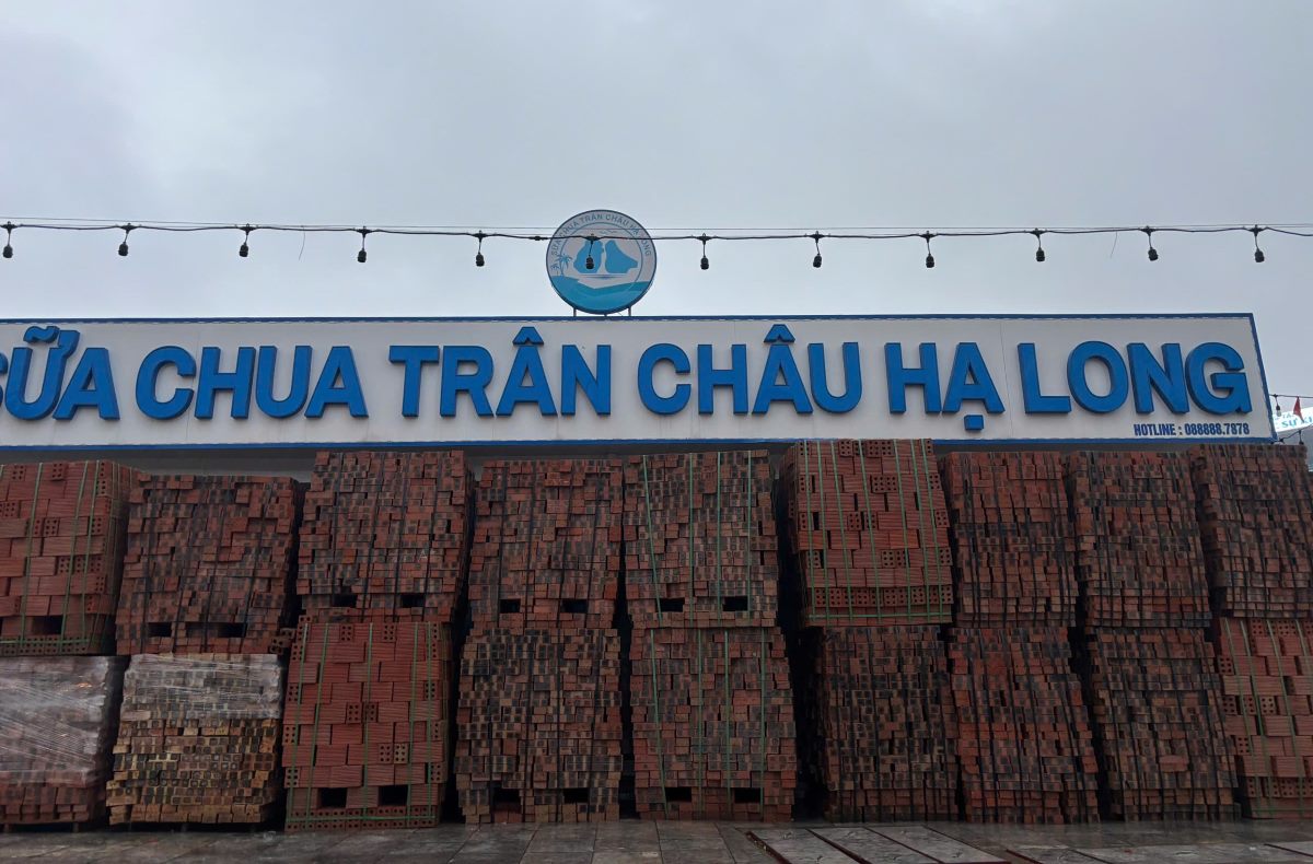 台風3号の被害を防ぐために、店舗周辺に一連のレンガブロックを設置。写真:Thanh Tung