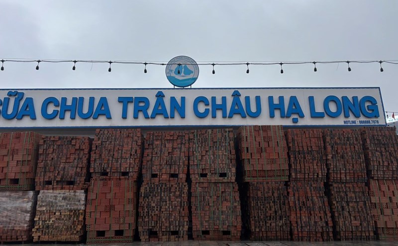 Standing a series of brick blocks around the store to prevent and combat storm No. 3. Photo: Thanh Tung