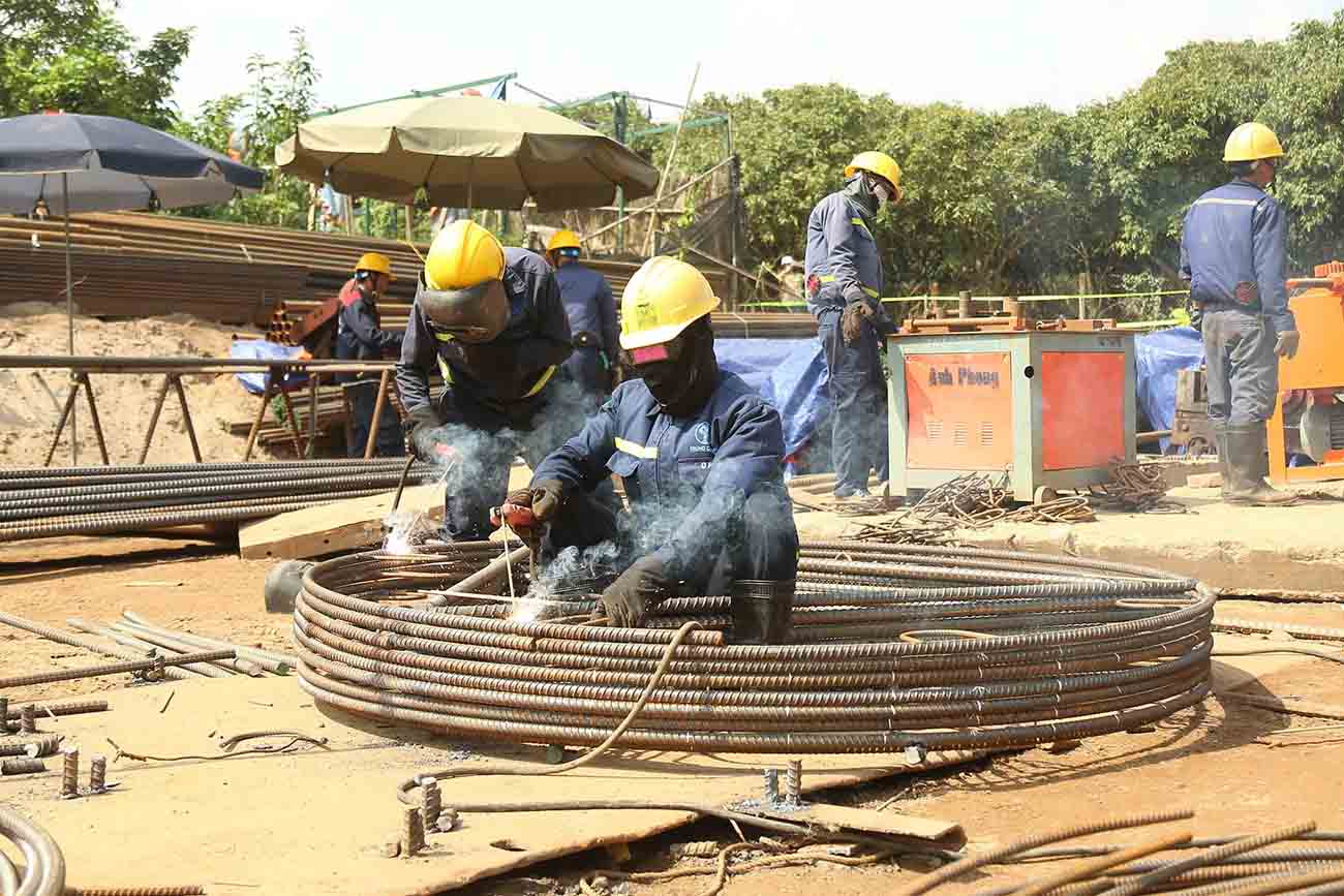 Don vi thi cong chia lam nhieu mui de dam bao duoc cac moc tien do da de ra.
