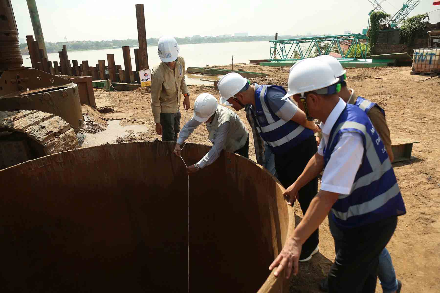 Cac ky su lien tuc kiem tra do sau cung nhu ket cau dat.