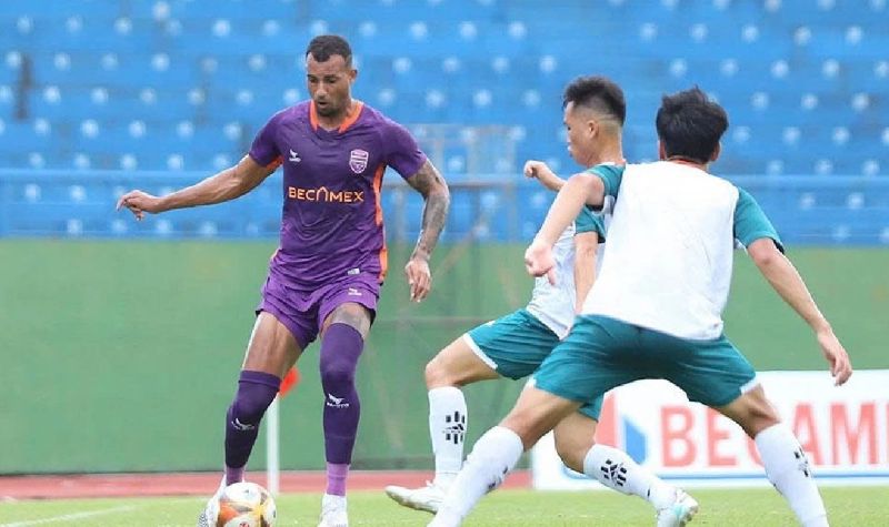 Janclesio Almeida Santos (left) joined Ninh Binh club. Photo: VPF