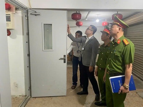 関係当局が宿泊施設の防火・消火活動を検査。写真:Dung Vu