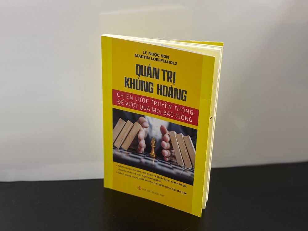 Cuon sach Quan tri khung hoang - Chien luoc truyen thong de vuot qua moi bao giong cua GS-TS. Martin Loeffelholz va chuyen gia truyen thong Le Ngoc Son. Anh: Huyen Chi