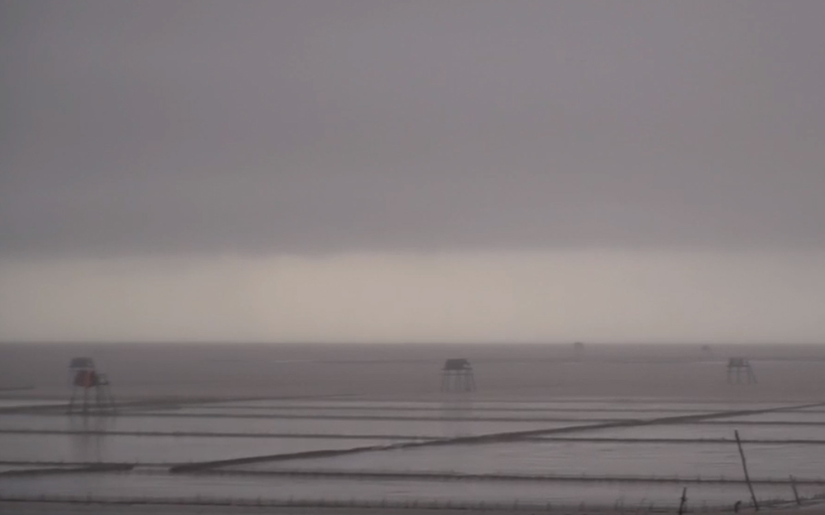 台風3号が上陸する前に、 Hung Yen 省の一部地域で強風、小雨。写真: Ha Vi