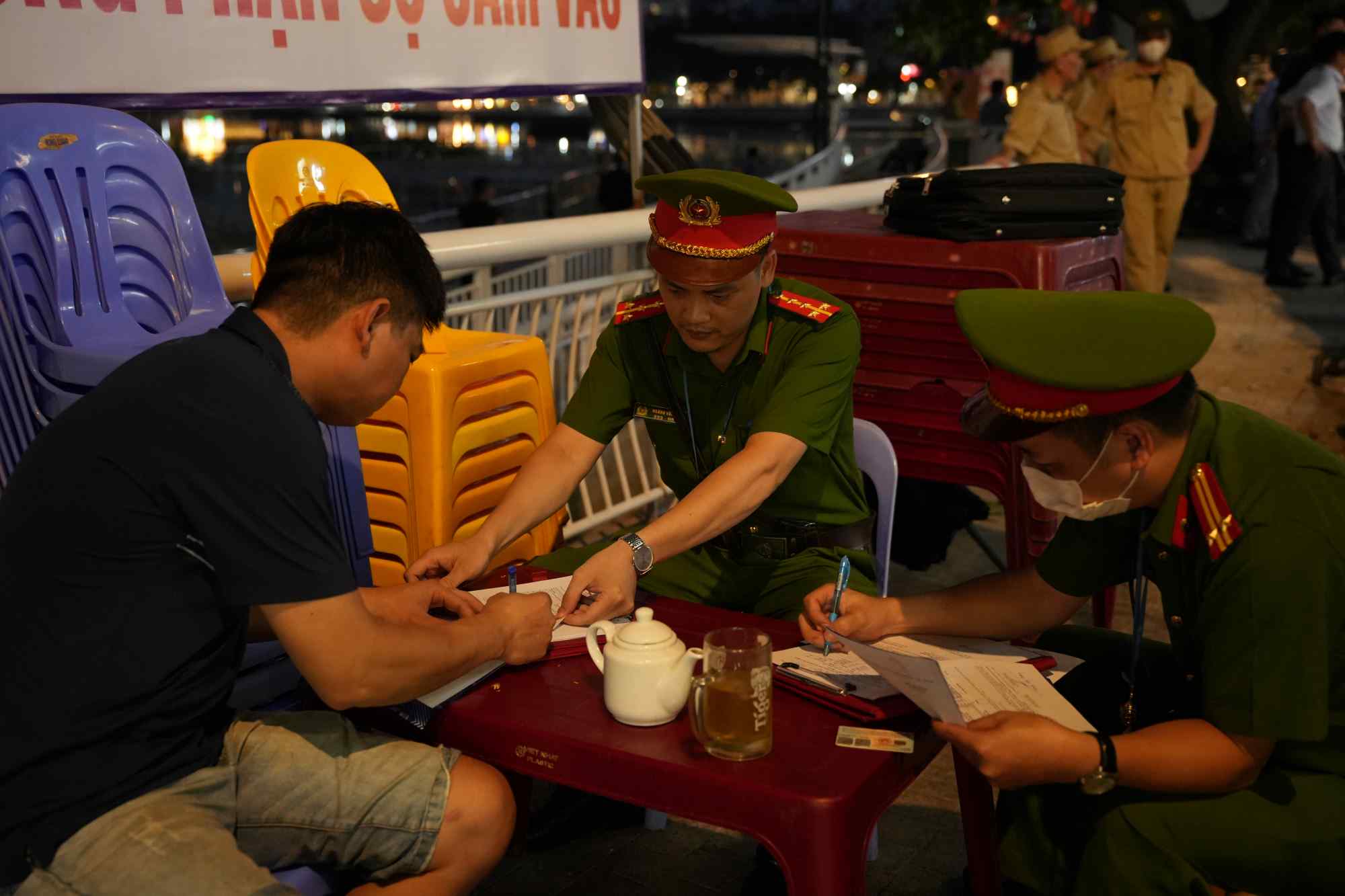 Mai Anh Tuan 거리의 한 식당 주인이 보도를 침범한 혐의로 경찰에 의해 행정 위반 처벌을 받았습니다. 사진: Huu Chanh