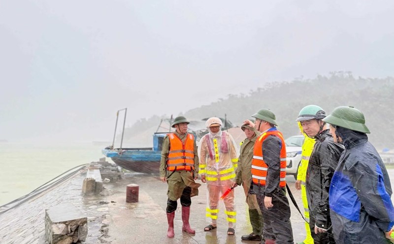 Leaders and functional forces of Co To Special Zone continuously inspect the work of preventing and fighting storm No. 3. Photo: Co To Special Zone Information Portal