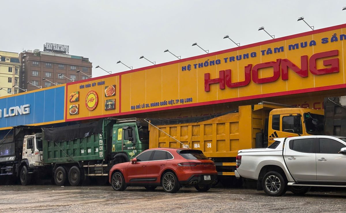Mot so chu cua hang o Quang Ninh huy dong ca dan xe tai chan xung quanh de che chan gio bao so 3. Anh: Thanh Tung