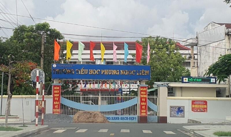 Don vi giam sat lap dat thiet bi ky bien ban kiem tra thiet bi dau vao tai Truong Tieu hoc Phung Ngoc Liem truoc khi ky hop dong giam sat. Anh: Nhat Ho