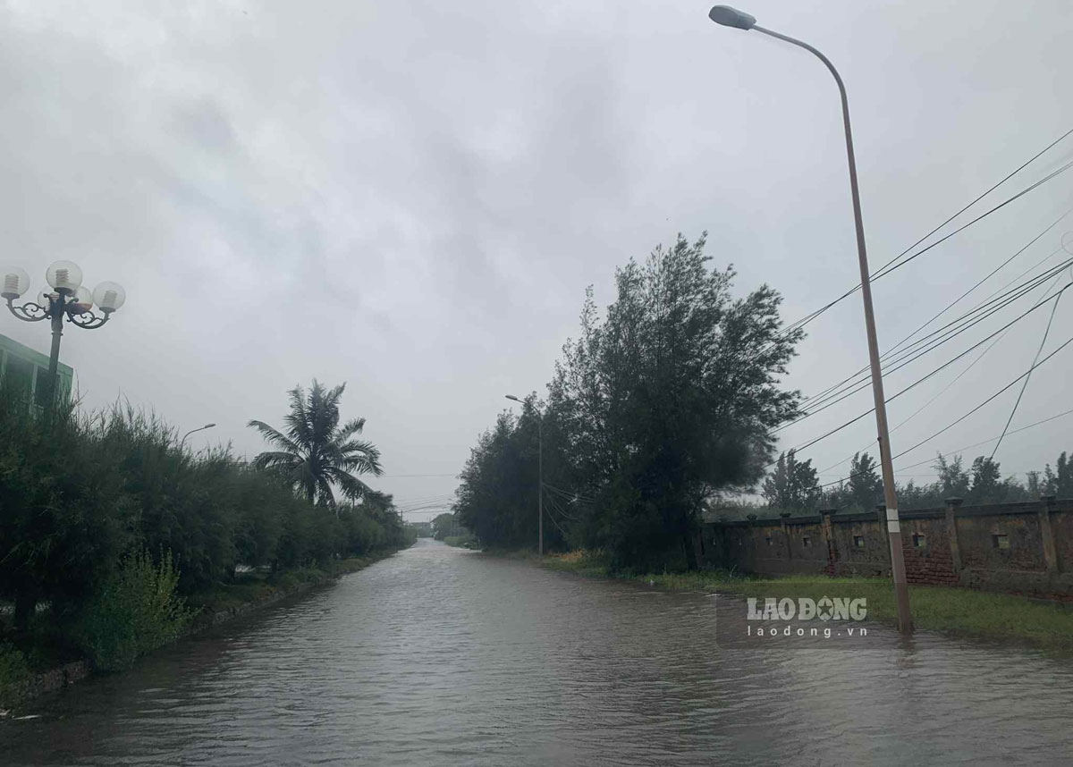 Nhieu tuyen duong o khu vuc Thinh Long (cu) nay la xa Hai Thinh, tinh Ninh Binh (moi) bi ngap, co cho ngap ngang banh xe. Anh: Ha Vi
