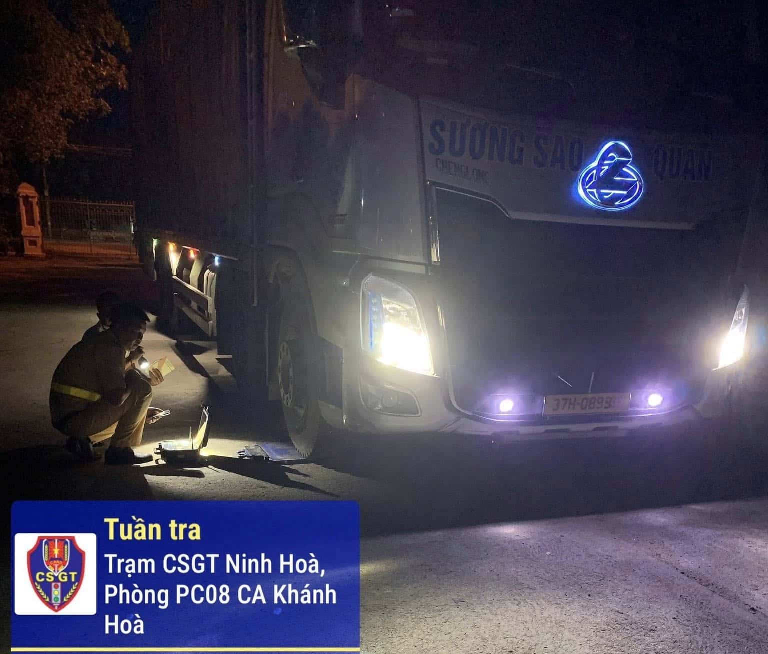 Khanh Hoa 지방 교통 경찰은 중량 위반 소금 운반 트럭을 처리했습니다. 사진: 교통 경찰국