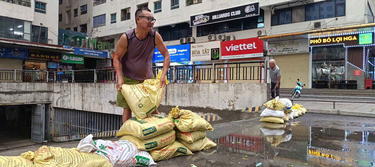 Nhieu ham gui xe tai khu vuc Chung cu HH Linh Dam da duoc nguoi dan gia co, de phong mua ngap. Anh: Hai Danh