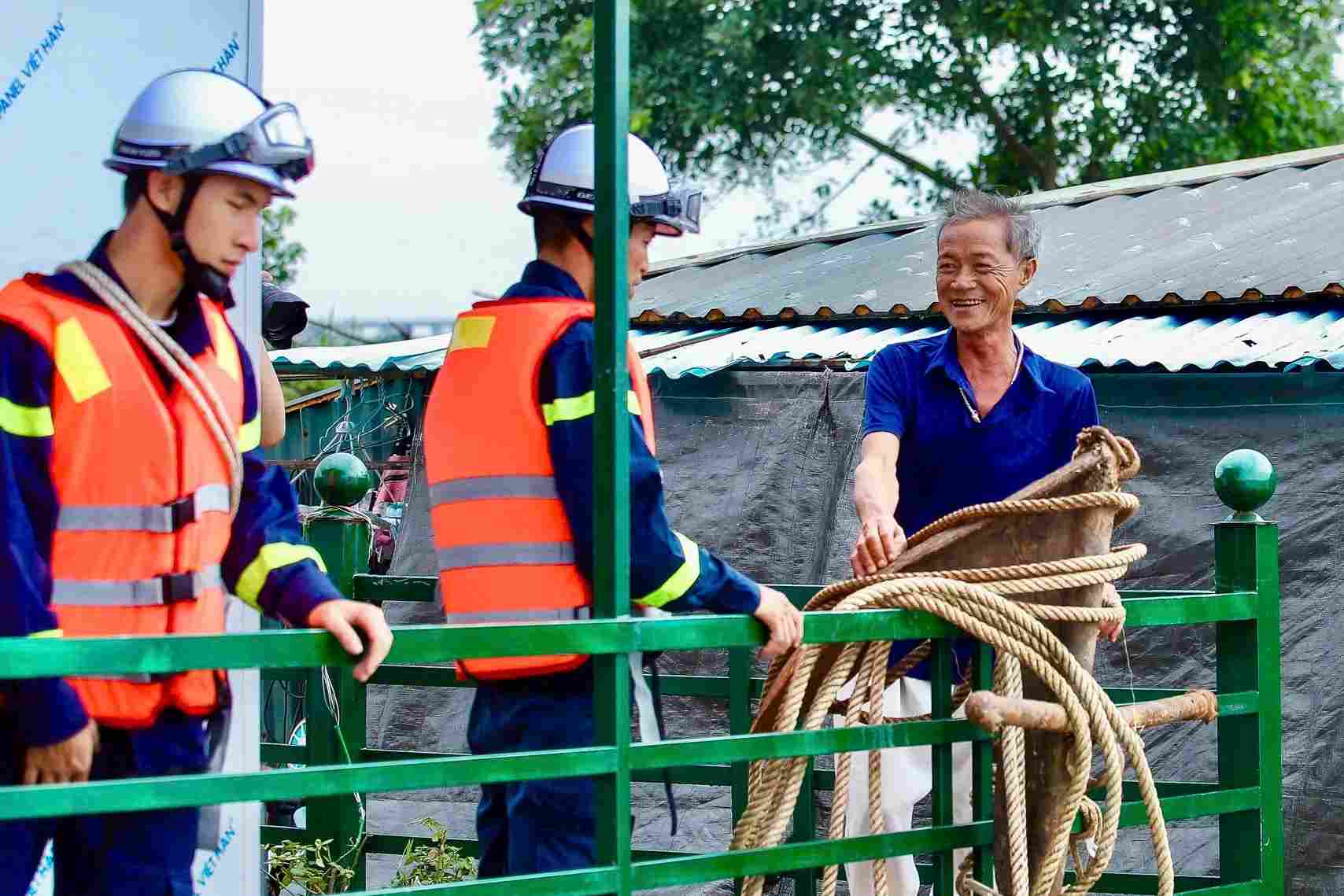 하노이 소방 및 구조 경찰은 강변에 사는 사람들을 보호하기 위해 많은 조치를 시행하고 있습니다. 사진: Duy Minh