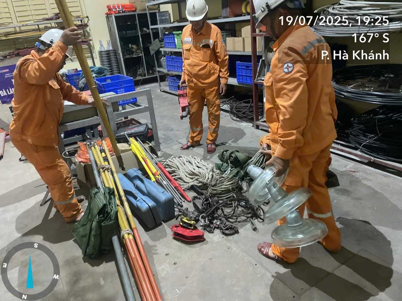 꽝닌 PC 직원이 폭풍우 대응 준비 장비를 점검하고 있습니다. 사진: Ngoc Lan