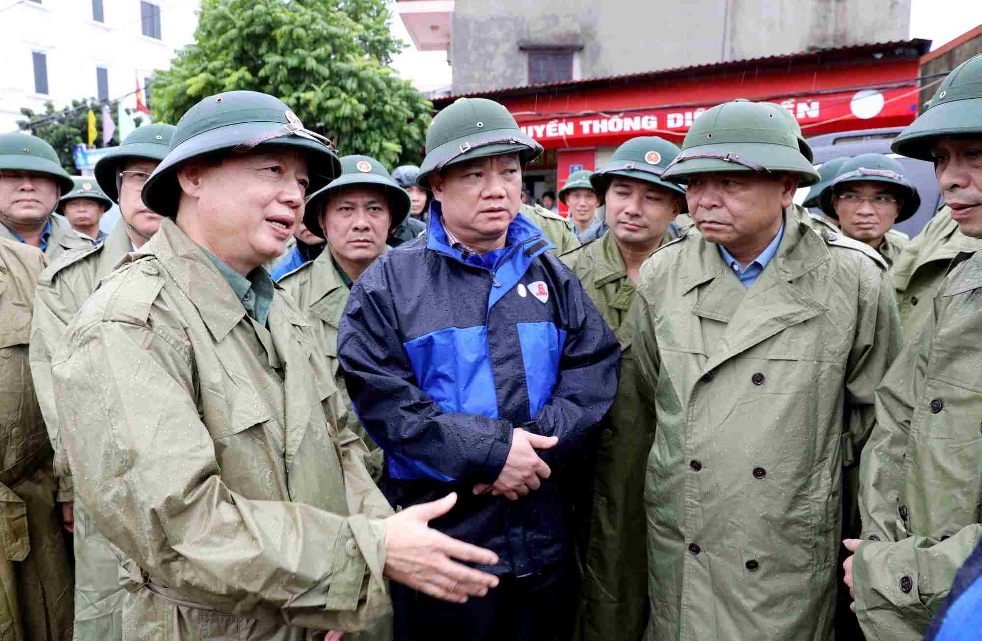 党中央委員会のメンバーであるトラン・ホン・ハ副首相は、タン・ソン・フィッシング・ポート（タイ・トゥイ・コミューン、ハング・イェン）のアンカーエリアで、嵐の予防とコントロールワーク第3をチェックしました。写真：VNA