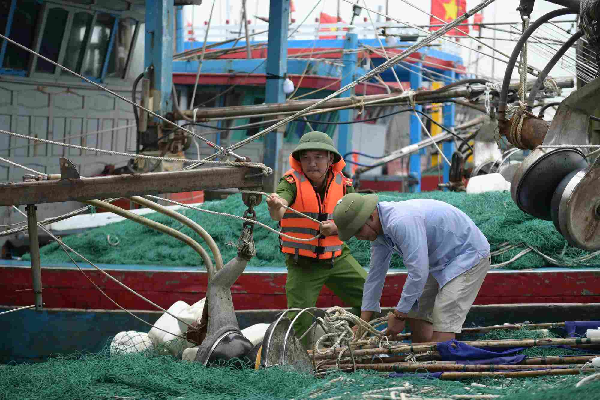 Luc luong chuc nang giup ngu dan o tinh Ninh Binh gia co tau, thuyen tru bao so 3. Anh: Ha Vi