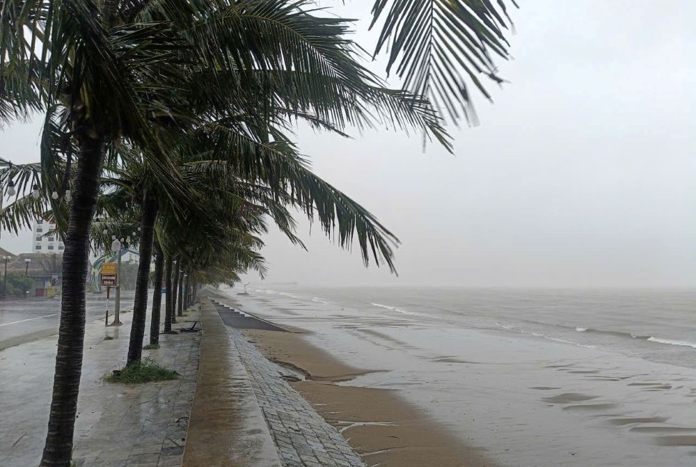 Thoi tiet tai bien Hai Tien luc 7h 30 phut ngay 22.7, co mua rat to, gio bat dau manh. Anh: Quach Du