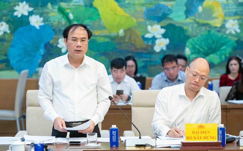Deputy Minister of Construction Nguyen Van Sinh proposed to strongly decentralize the autonomy of localities in handling administrative procedures on environmental protection... Photo: Pham Thang.