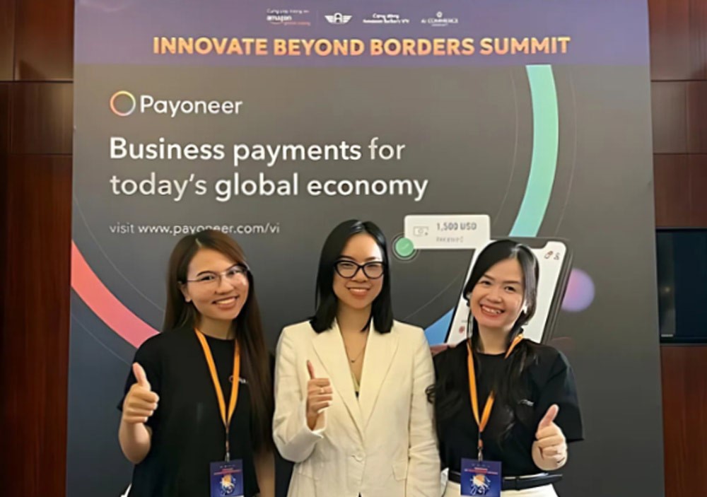 Payoneer representative in Vietnam (standing in the middle) attended the event. Photo: Provided by the enterprise