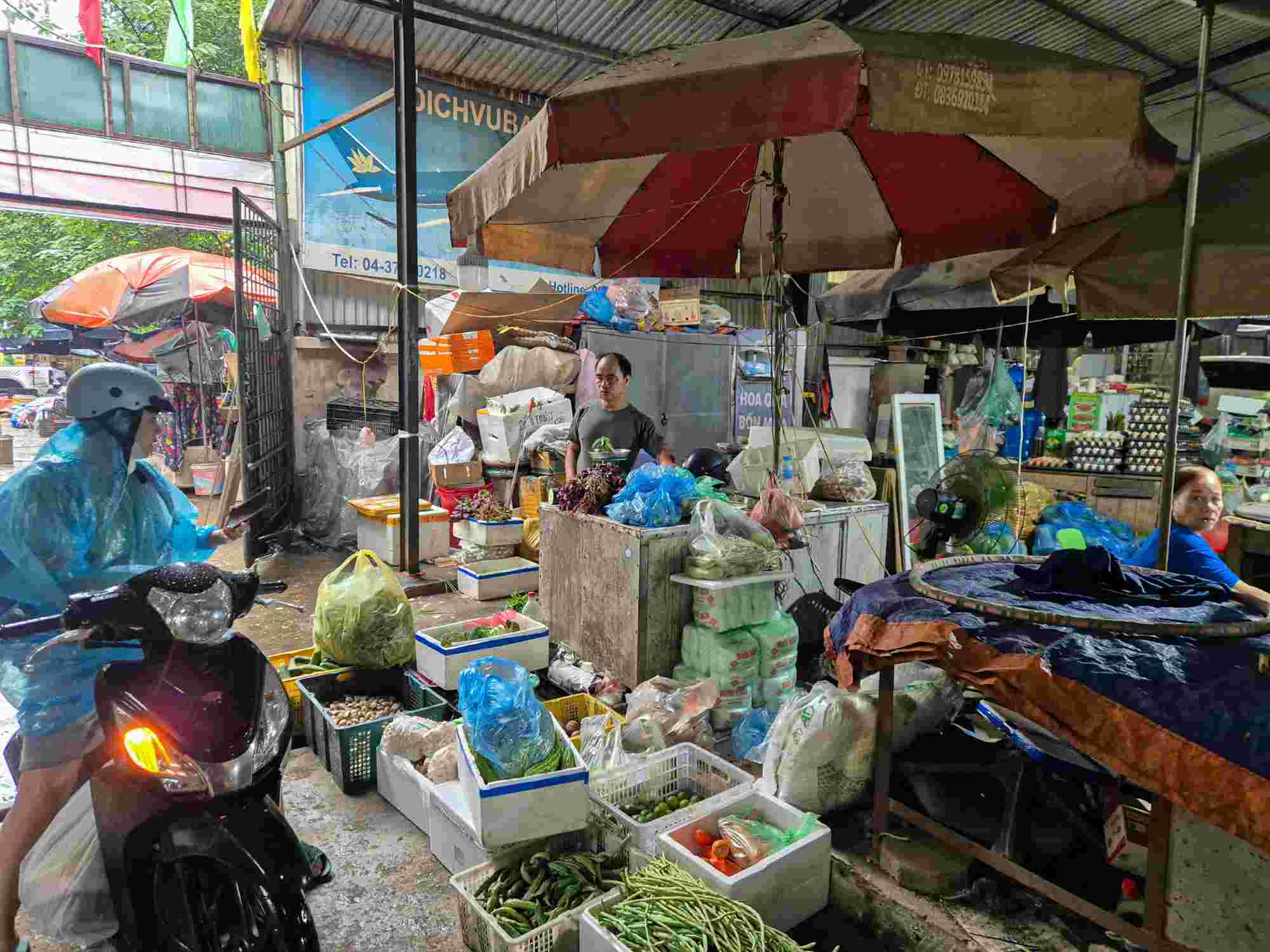 제3호 태풍 상륙 전 하노이의 시장과 슈퍼마켓은 여전히 정상적으로 운영되고 있습니다. 사진: 판안