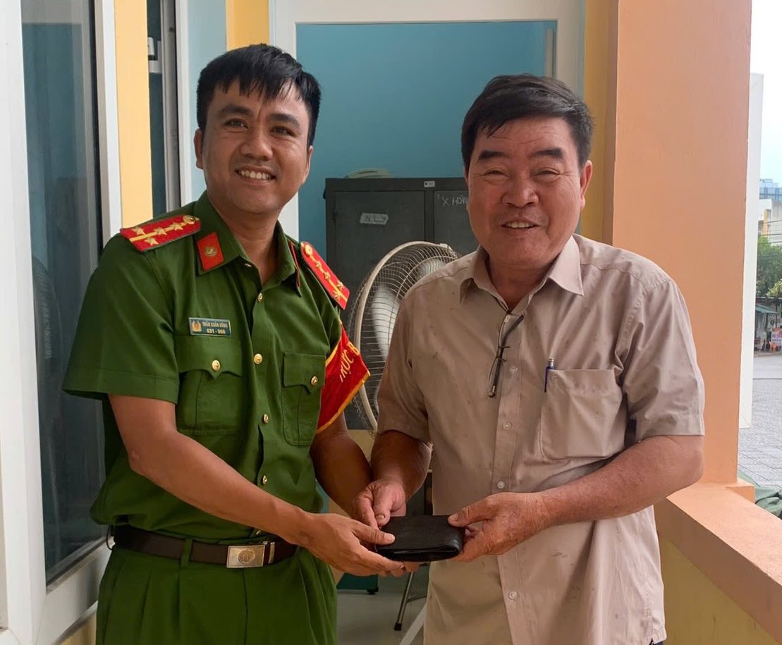 El Sr. Dang Van Luoc recogio su billetera para traer a la policia para regresar al difunto. Foto: Policia de Dong Hoi