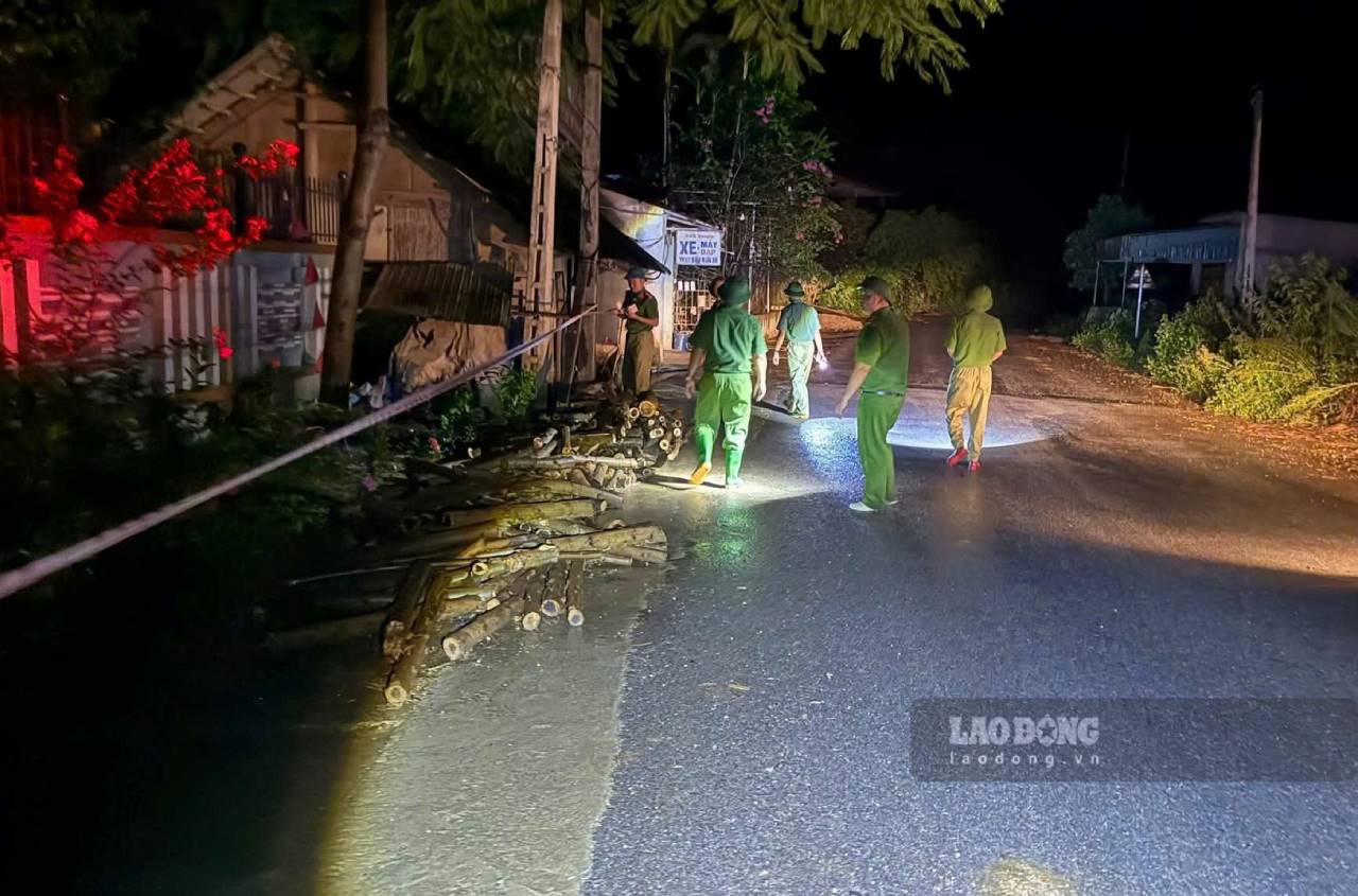 Luc luong chuc nang van dong, di doi nguoi dan den noi o moi an toan. Anh: Van Duc.