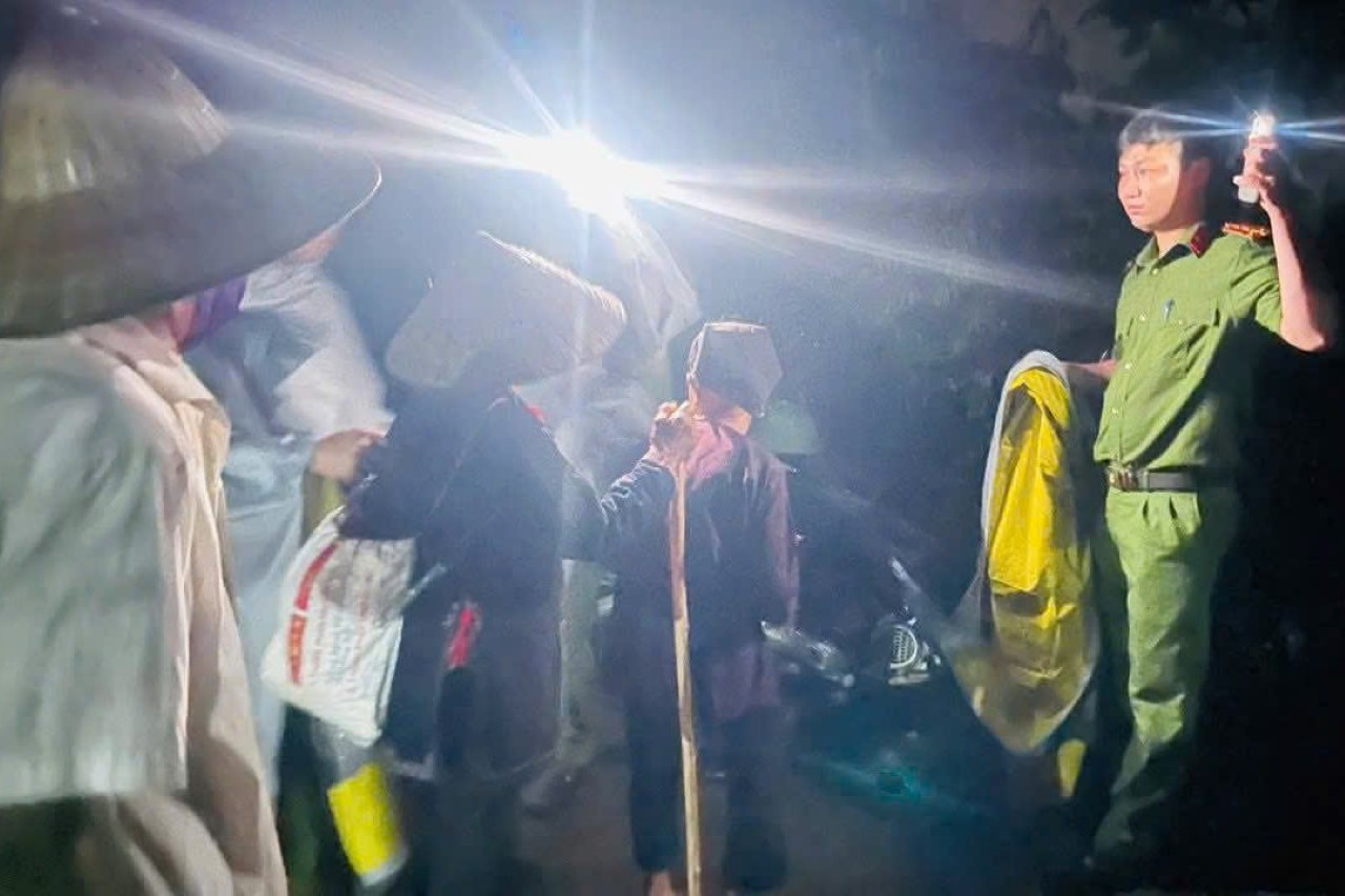 라오까이성의 수백 가구가 7월 21일 밤에 군대의 지원을 받아 안전한 곳으로 대피했습니다. 사진: Van Duc.