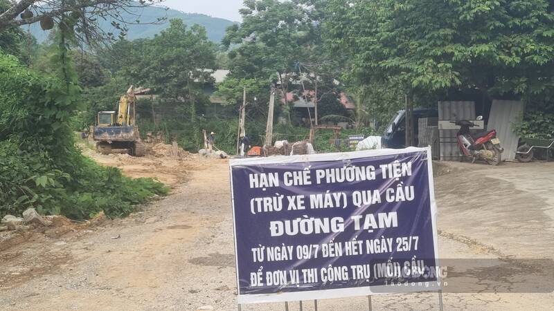 Trong khi cac phuong tien khong the di qua cau thi 1 duong dan sinh khac cung cam cac xe trong tai lon. Anh: Lam Thanh