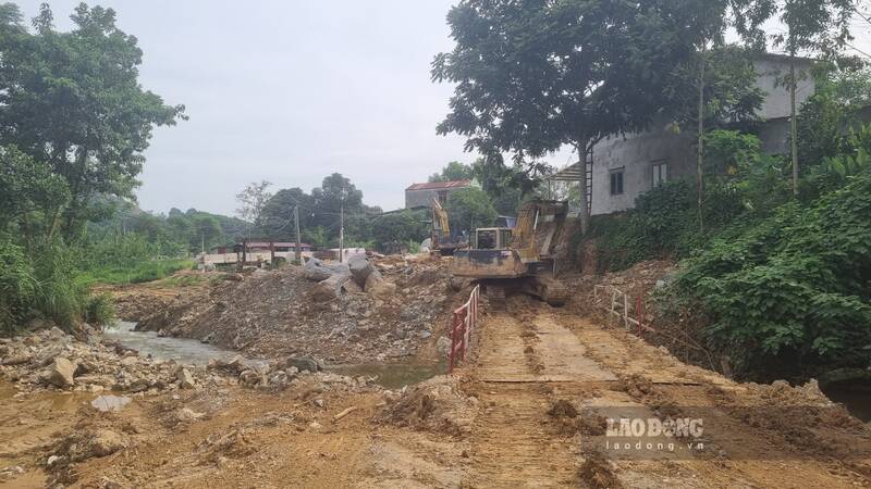 Đường tạm qua dự án bị chắn ngắn khiến các phương tiện không thể di chuyển. Ảnh: Lam Thanh