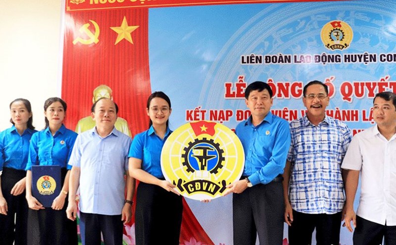 Chairman of Nghe An Provincial Federation of Labor Kha Van Tam presented the Trade Union Badge to the Executive Committee of Minh Anh Con Cuong Company Limited Trade Union. Photo: Diep Thanh