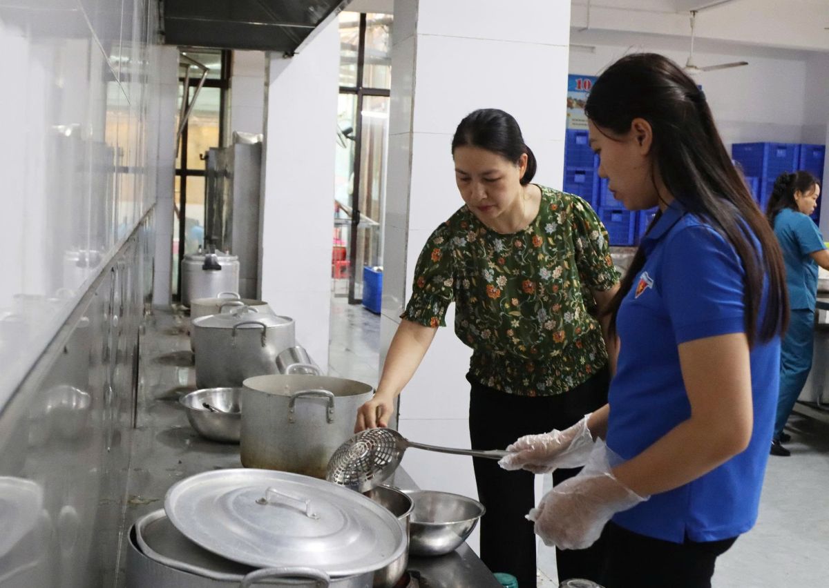 Sang som 22.7, can bo, giao vien Truong tieu hoc Le Hong Phong da chuan bi bua an sang cho gan 40 nguoi dan tranh tru bao.