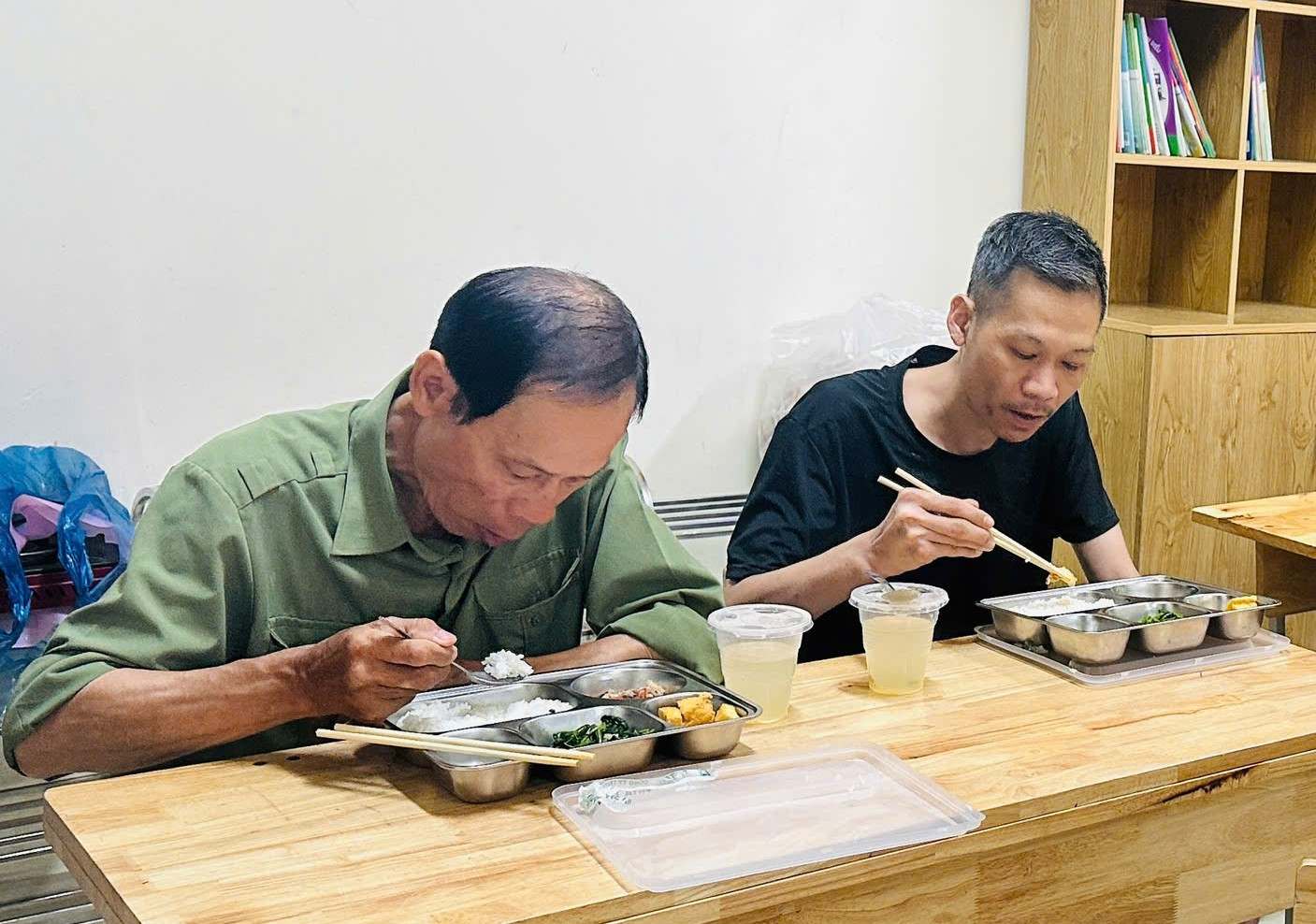 Nhung suat com duoc chuan bi bao dam dinh duong, ve sinh, de ba con yen tam chong bao.