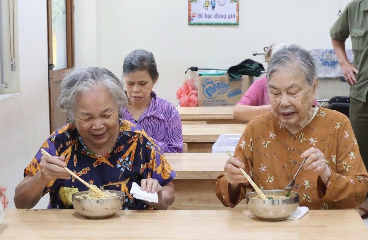 Nguoi dan phan khoi don nhan bua an am nong, ngon lanh.