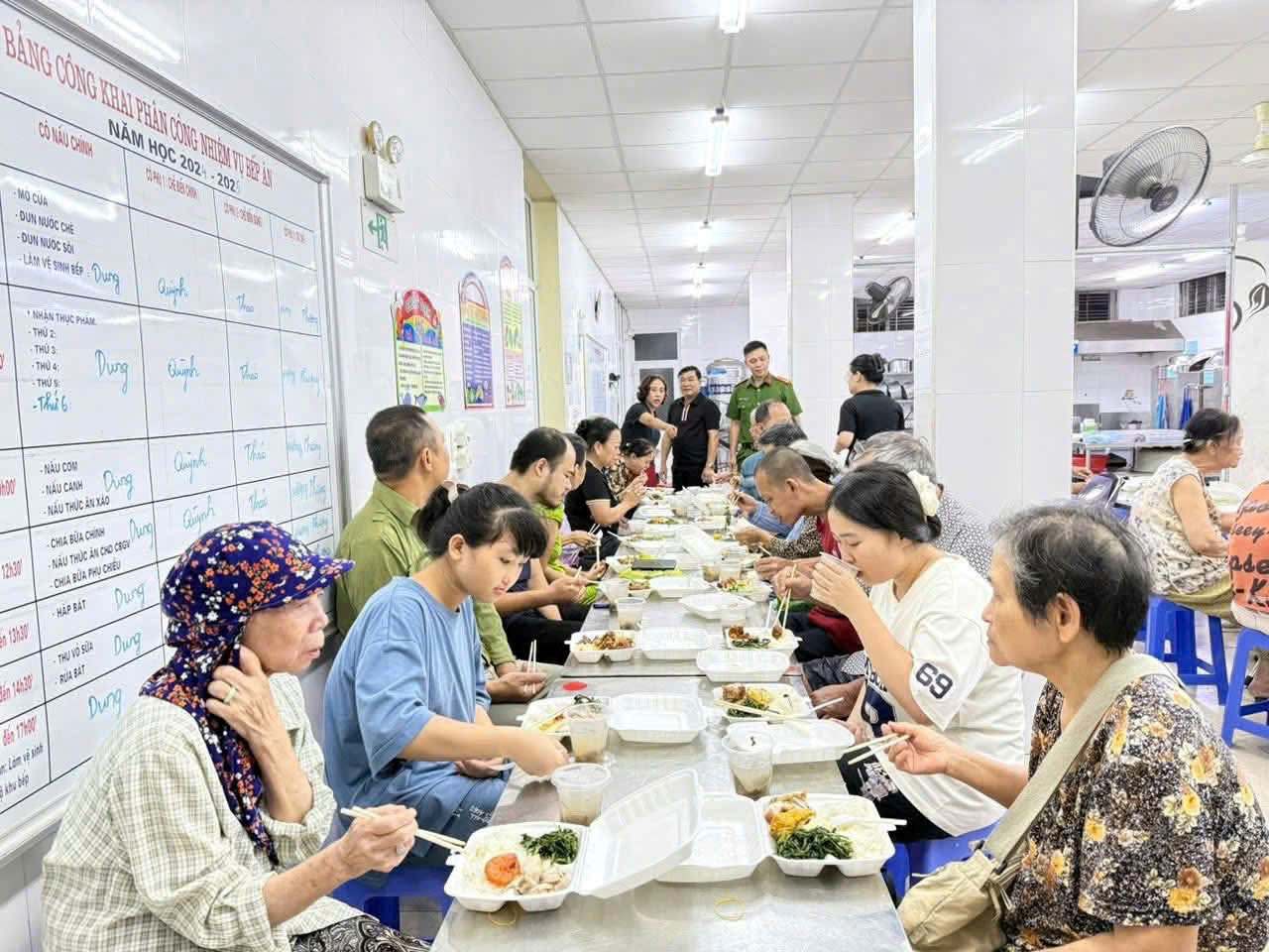 Tai truong tieu hoc Nguyen Hue, nha truong chu dao chuan bi co so vat chat va cac suat an cho nguoi dan o cac khu chung cu, tap the cu tren dia ban phuong Hong Bang den tranh tru bao. Ảnh: Tran Trong Hieu
