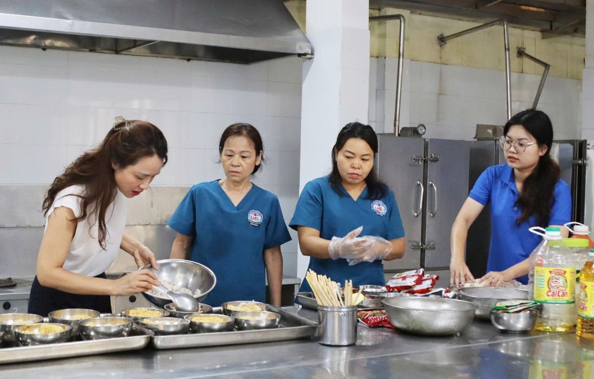 ハイフォンで台風避難民のための食料の準備作業。写真:Bang Tam