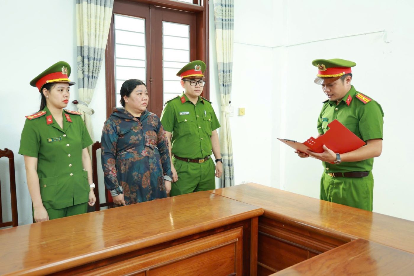 Bà Nguyễn Thị Linh bị bắt tạm giam vì lừa đảo chiếm đoạt tài sản để đánh bạc. Ảnh: Công an Quảng Trị