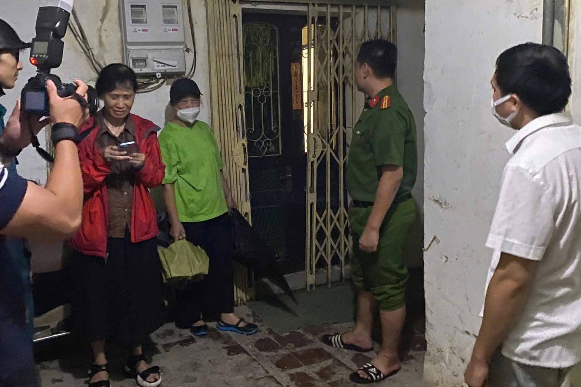 関係当局が台風Wiphaに避難する住民を動員、支援。写真:T.Nghia