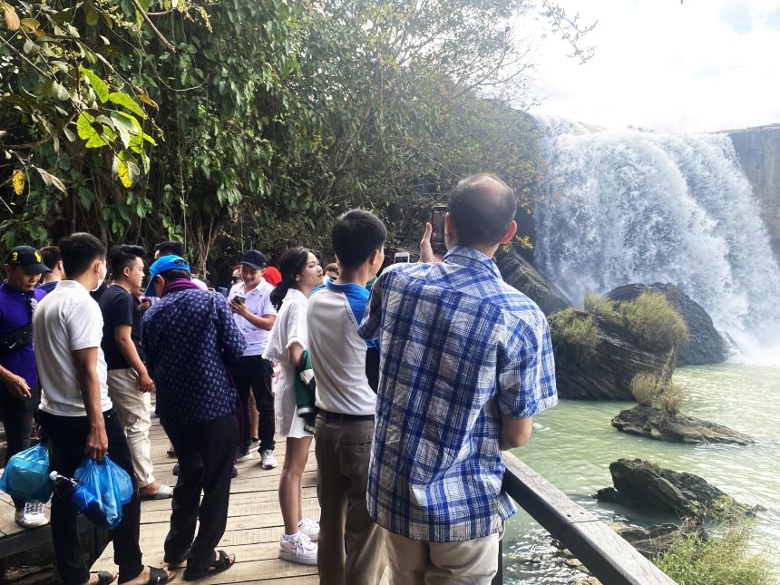 Dak Lak so huu he thong thac nuoc, ho sinh thai thu hut du khach. Anh: Thanh Quynh
