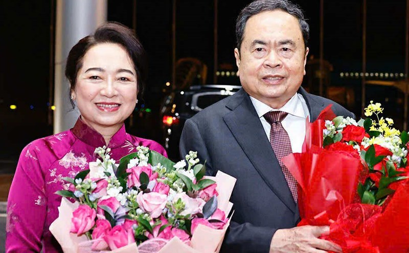 farewell ceremony for Politburo member and National Assembly Chairman Tran Thanh Man and his wife (left of the photo) at Noi Bai International Airport, Hanoi. Photo: VNA