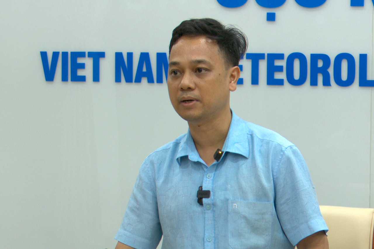 Ong Nguyen Van Hiep - Pho Giam doc Dai Khi tuong thuy van Bac Bo - cung cap thong tin tac dong cua bao so 3 den Ha Noi. Anh: Vu Linh