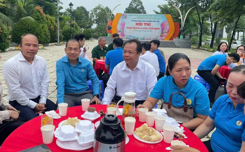 Binh Duong ward leaders had coffee in the morning, discussed with union officials. Photo: Dinh Trong