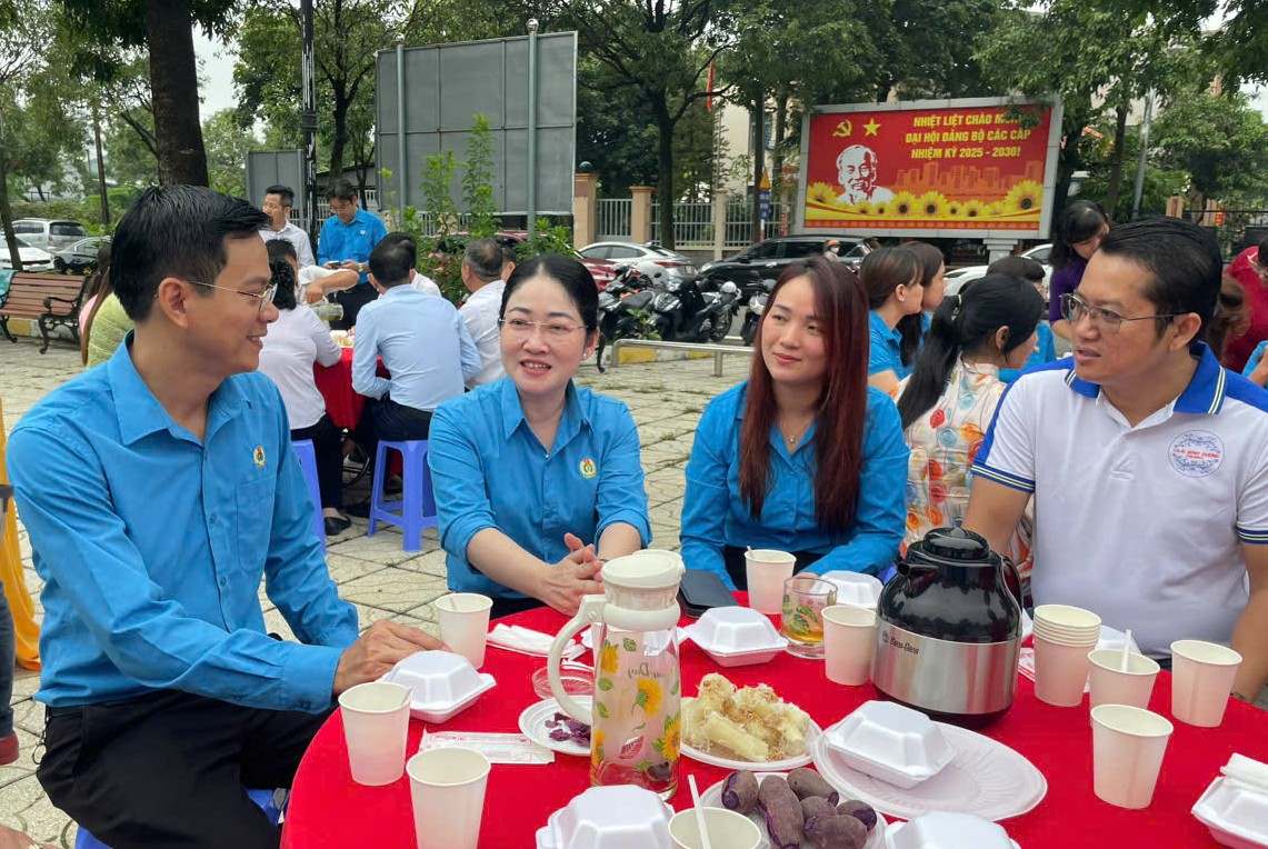 Chuong trinh ca phe sang dien ra trong khi coi mo, than tinh. Anh: Dinh Trong