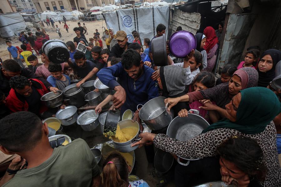 2025년 5월 12일 촬영된 가자 지구에서 팔레스타인 사람들이 구호 식량을 받는 혼란스러운 장면. 사진: 신화통신